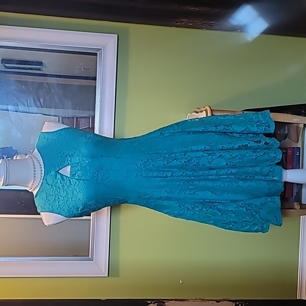 Danny and Nicole Brand Size 4 Teal Lase short dress